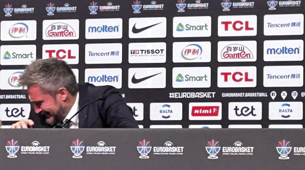 Poceko u suzama napustio konferenciju: "Je*e mi se za sve, ne lažem vas" FOTO