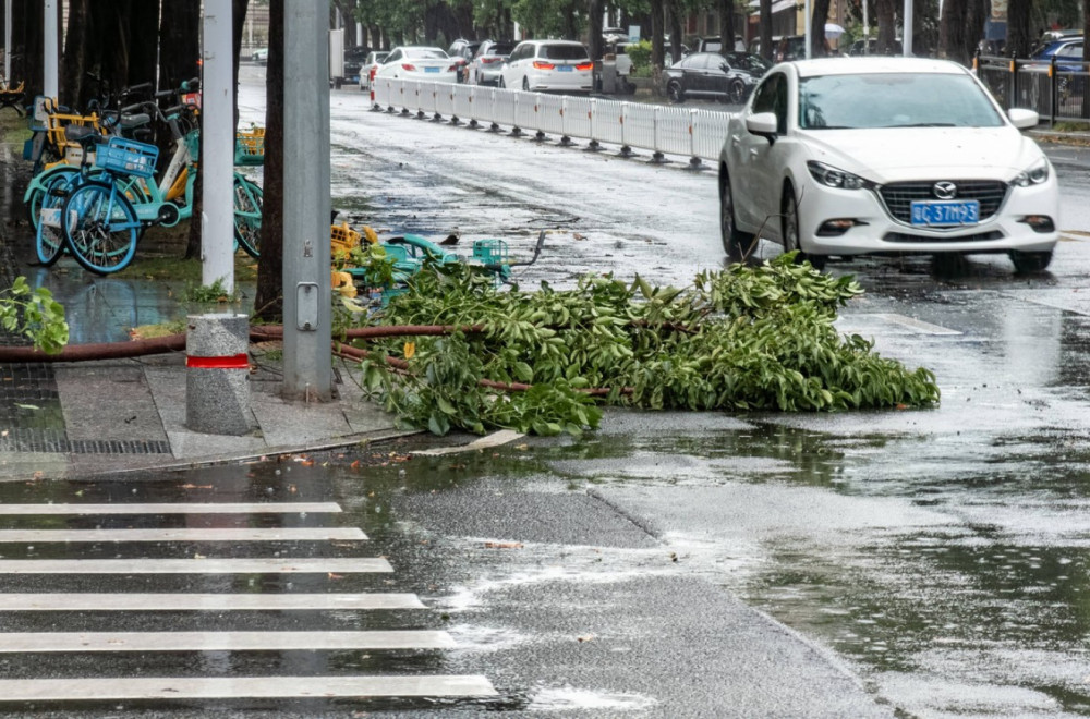 Evakuisano više od 40.0000 ljudi; Zatvorene škole; Narod u skloništima FOTO/VIDEO