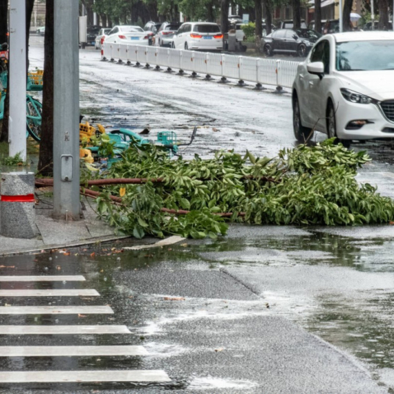 Evakuisano više od 40.0000 ljudi; Zatvorene škole; Narod u skloništima FOTO/VIDEO