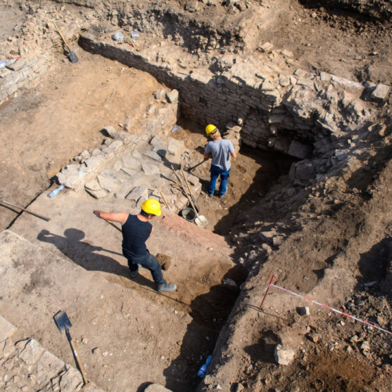 Ispod crkve Svetog Jovana Krstitelja otkrivena grobnica: Sahranjeni bili od posebnog značaja  FOTO