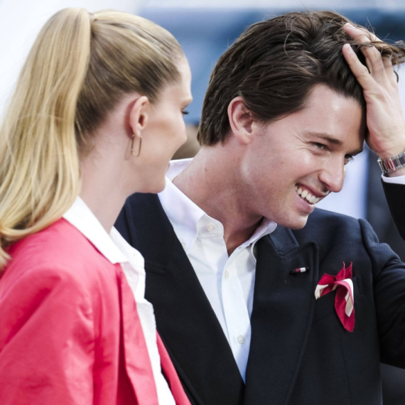 Švarcenegerov sin stao na ludi kamen: Evo ko je zanosna plavuša FOTO