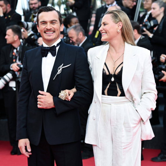 Slavnog glumca su svi napali kad se zaljubio u ženu sa teškim invaliditetom: Njihova ljubav i danas traje FOTO