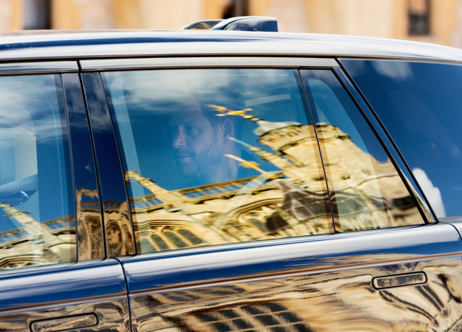 Otkriće u nezgodnom trenutku: Hari je tajno poslao kraljici mobilni FOTO