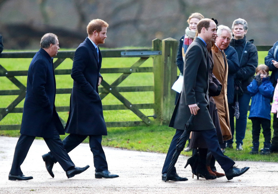 Otkriće u nezgodnom trenutku: Hari je tajno poslao kraljici mobilni FOTO