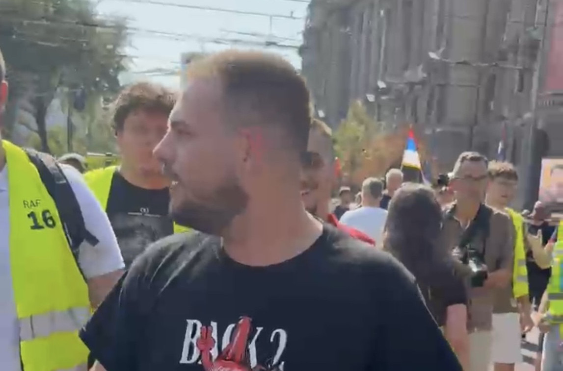 TikToker napadnut na "studentskom" protestu: Ko su ovi nasilnici među "mirnim" blokaderima? VIDEO