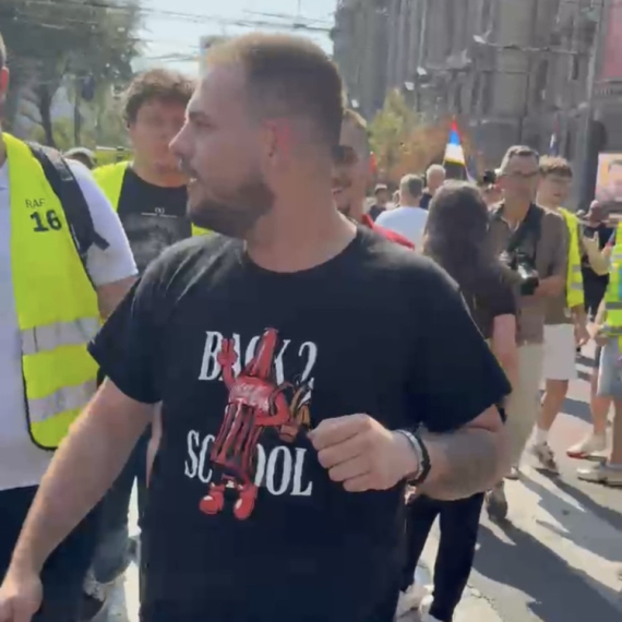 TikToker napadnut na "studentskom" protestu: Ko su ovi nasilnici među "mirnim" blokaderima? VIDEO