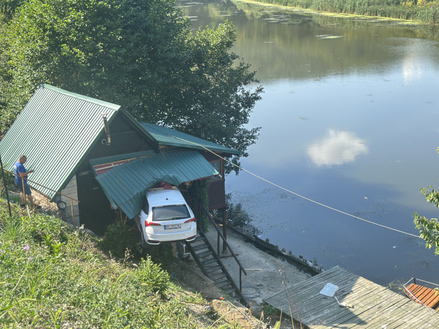 Kako je ovo uspeo? Vozač uleteo automobilom u vikendicu na obali Morave FOTO