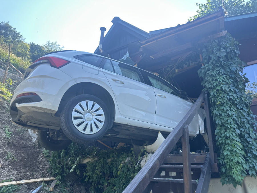 Kako je ovo uspeo? Vozač uleteo automobilom u vikendicu na obali Morave FOTO