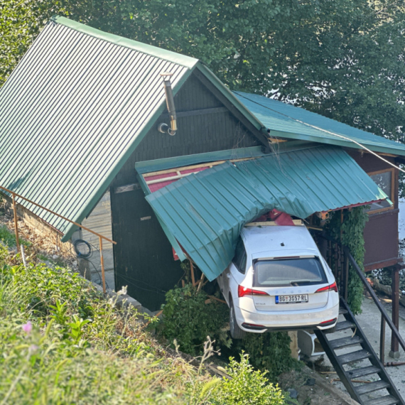 Kako je ovo uspeo? Vozač uleteo automobilom u vikendicu na obali Morave FOTO