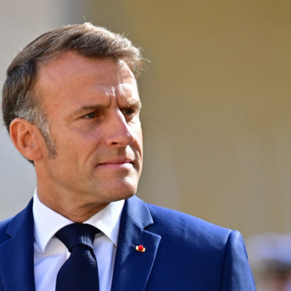 "Morate spasiti predsednika Makrona"