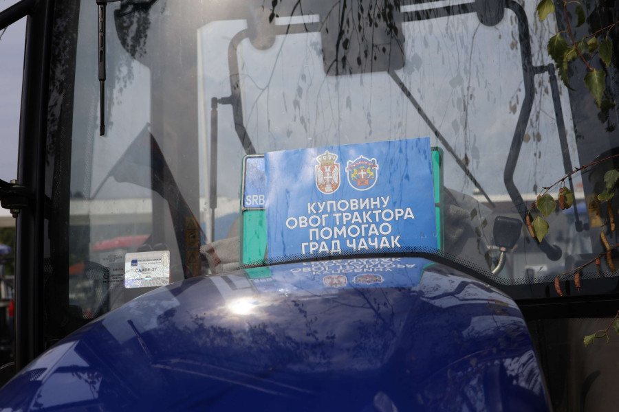 A od grada ― traktor: Domaćini iz Čačka uz subvencije dobili mašine i sisteme za navodnjavanje FOTO