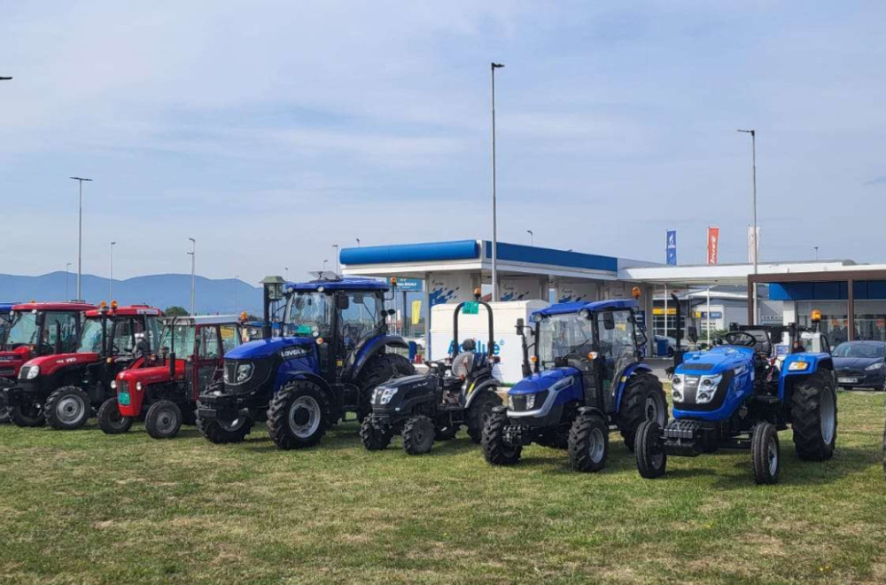A od grada ― traktor: Domaćini iz Čačka uz subvencije dobili mašine i sisteme za navodnjavanje FOTO