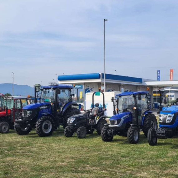 A od grada ― traktor: Domaćini iz Čačka uz subvencije dobili mašine i sisteme za navodnjavanje FOTO