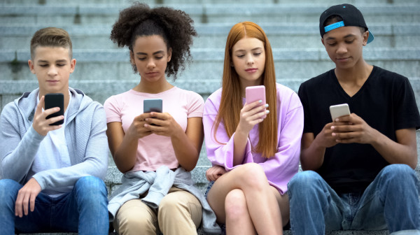 Uvode zabranu društvenih mreža za tinejdžere: Meta počela da blokira naloge