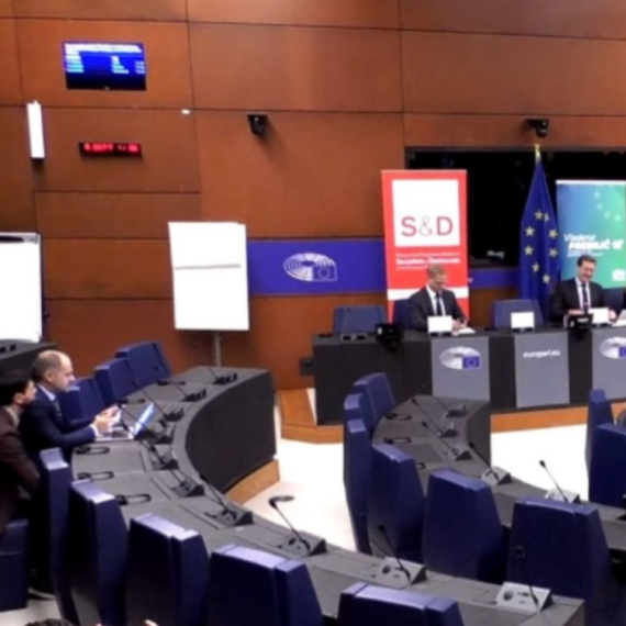 Blokaderski fijasko u Strazburu: Prazna sala za napade na Srbiju i Vučića FOTO