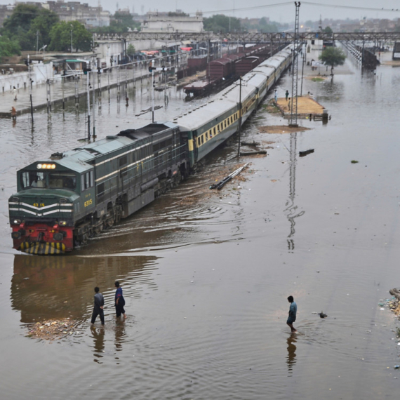 Za 24 sata evakuisano više od 122.000 ljudi: Vanredno stanje zbog poplava FOTO