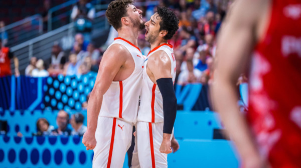 Ko kaže da nema Jokića na Evrobasketu?! Samo nije "pravi" – Turska u polufinalu uz istoriju Šenguna!