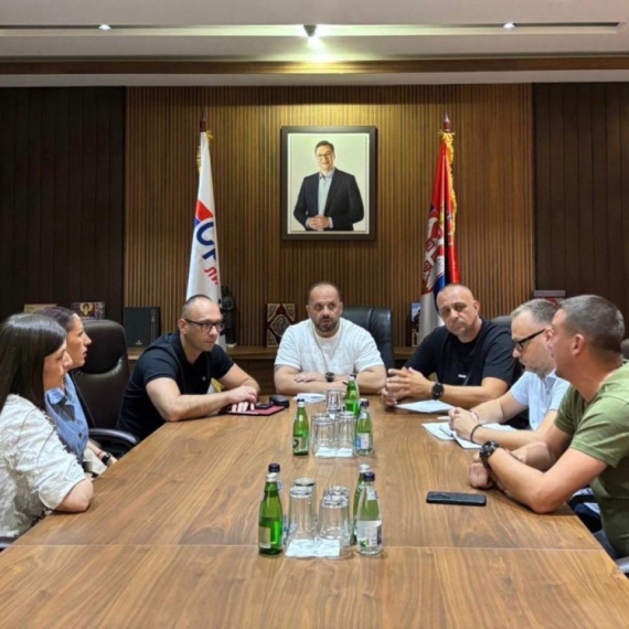 Srpska lista sa radnicima Službenog glasnika: Srbija nikog neće ostaviti bez primanja