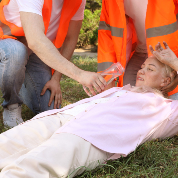 Kad se ministarka zdravlja onesvesti: Snimak postao viralan, a uzrok nije bezazlen VIDEO