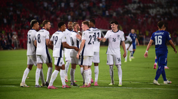 "Petarda" Engleske u Beogradu; "Piksi, odlazi"; "Dovedite onog ko može"