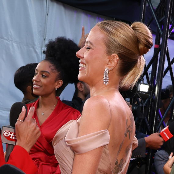 Džinovska tetovaža na golim leđima: Skarlet Johanson ukrala šou FOTO