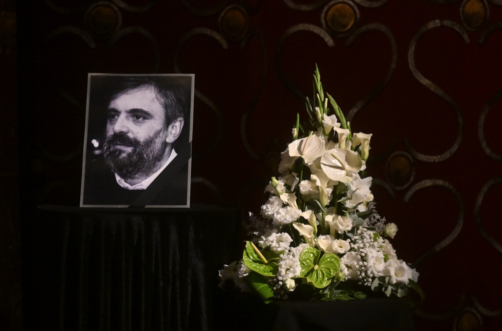 Ispraćen Mihailo Vukobratović: "Ja ništa nisam napisala..." Glumica se rasplakala na komemoraciji FOTO