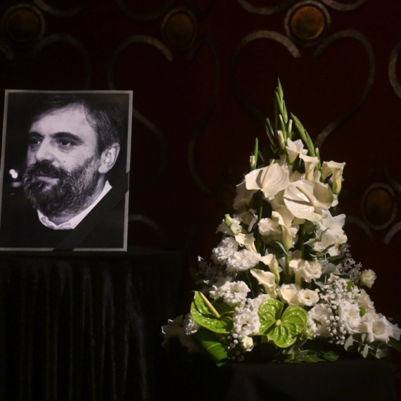 Ispraćen Mihailo Vukobratović: "Ja ništa nisam napisala..." Glumica se rasplakala na komemoraciji FOTO