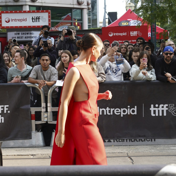 Ona je rizik koji hoda, a sada je zamalo otkrila grudi pred celim svetom FOTO