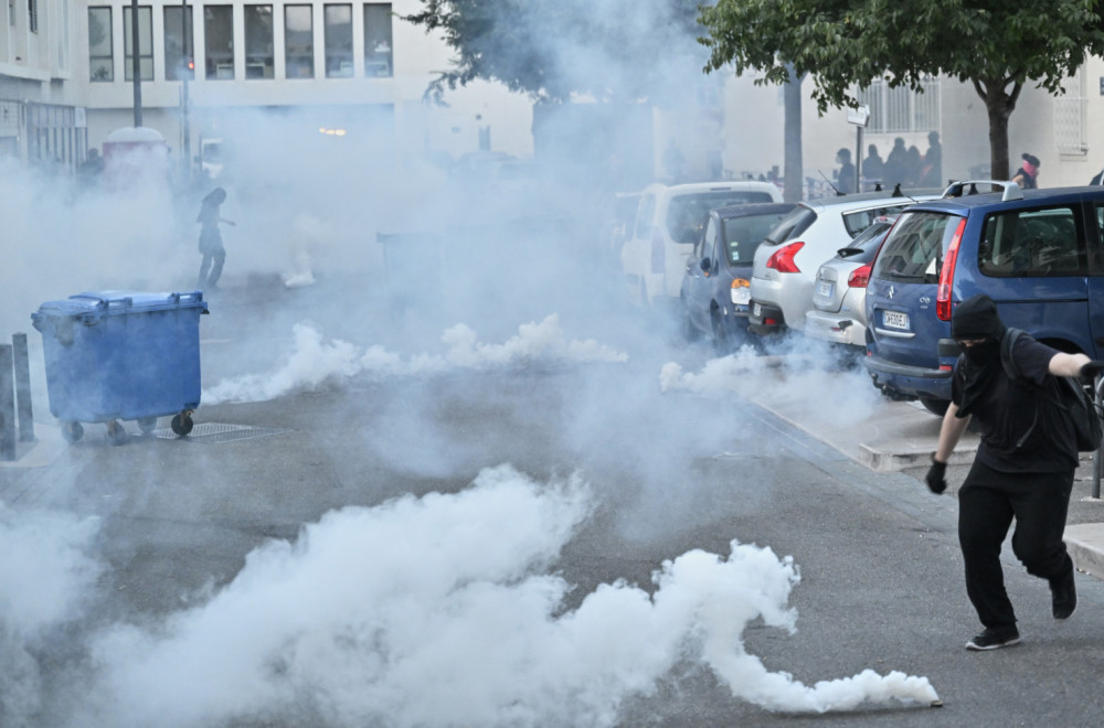 Chaos on the streets of France; The police brutally arrest protesters; Journalists attacked PHOTO/VIDEO