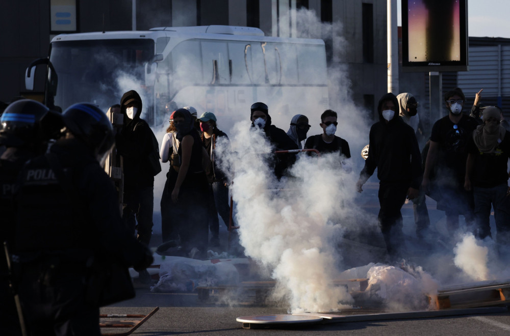 Nemilosrdna francuska policija: Ispaljuju suzavac na decu; Novinari mete policijskog nasilja FOTO/VIDEO