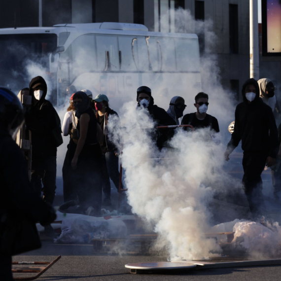 Nemilosrdna francuska policija: Ispaljuju suzavac na decu; Novinari mete policijskog nasilja FOTO/VIDEO
