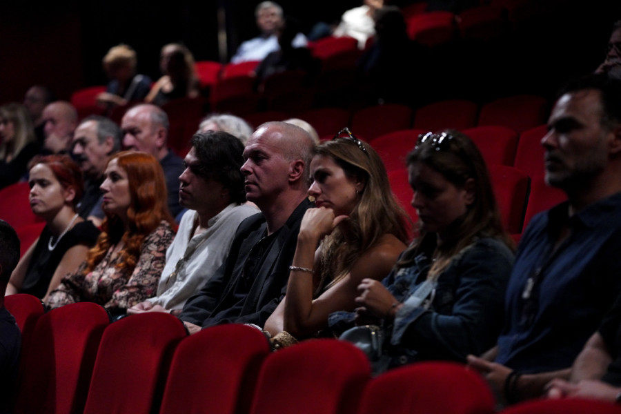 Ispraćen Mihailo Vukobratović: Ja ništa nisam napisala... Glumica se rasplakala na komemoraciji FOTO