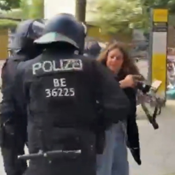 Brutalnost nemačke policije: Evo kako tuku novinare u Berlinu VIDEO