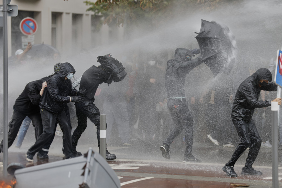 The French police brutally broke all roadblocks; Almost 500 arrested; Paris cleaned up PHOTO/VIDEO