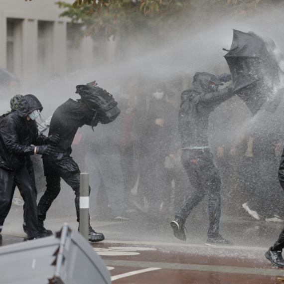 Haos na ulicama Francuske; Policija brutalno hapsi i ne bira; Napadnuti i novinari FOTO/VIDEO