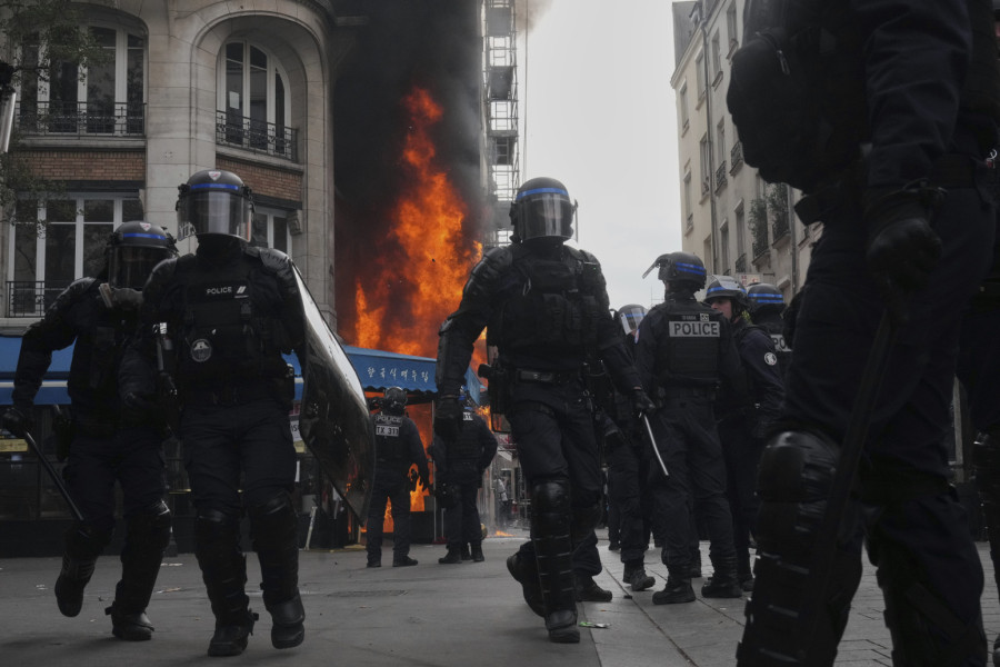 The French police brutally broke all roadblocks; Almost 500 arrested; Paris cleaned up PHOTO/VIDEO