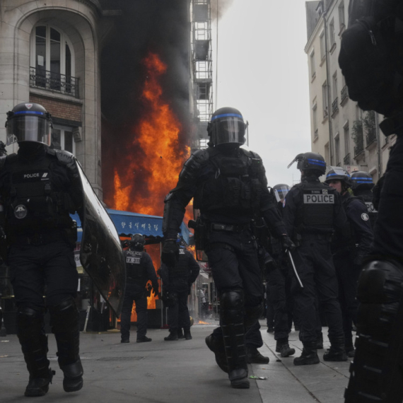 Policija brutalno tuče sve pred sobom; Snimci su strašni FOTO/VIDEO
