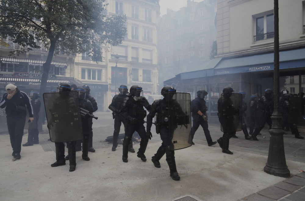 The French police brutally broke all roadblocks; Almost 500 arrested; Paris "cleaned up" PHOTO/VIDEO
