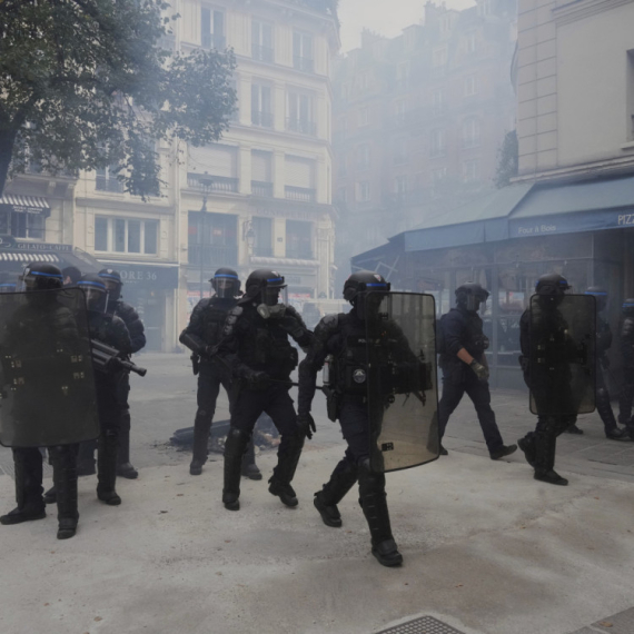 The French police brutally broke all roadblocks; Almost 500 arrested; Paris "cleaned up" PHOTO/VIDEO
