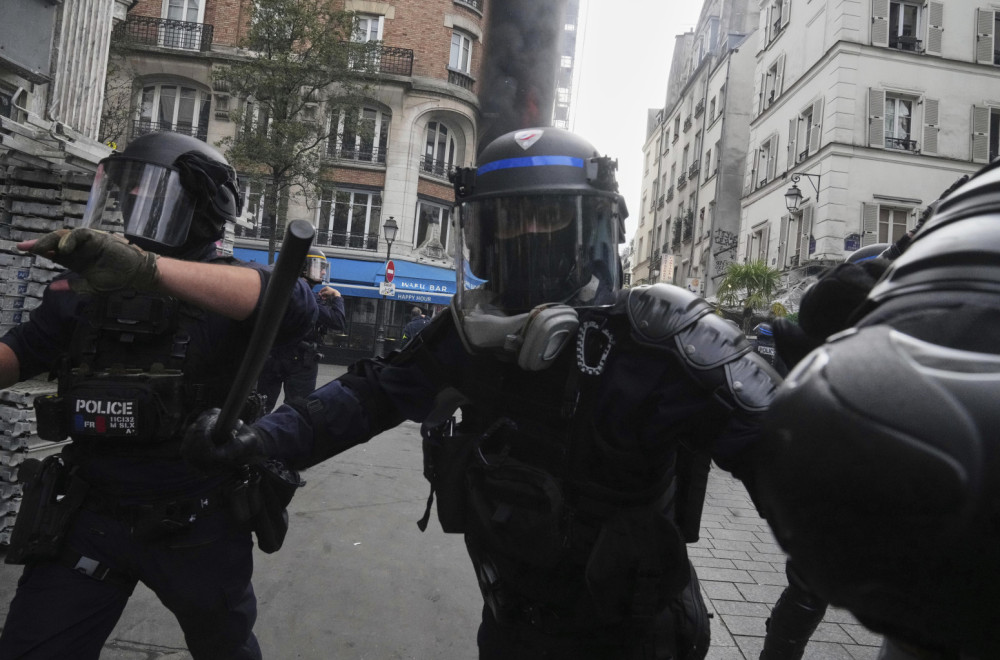Ovako bije policija EU; Snimci iz Francuske su jezivi; Momak je od udara vodenog topa bukvalno odleteo VIDEO