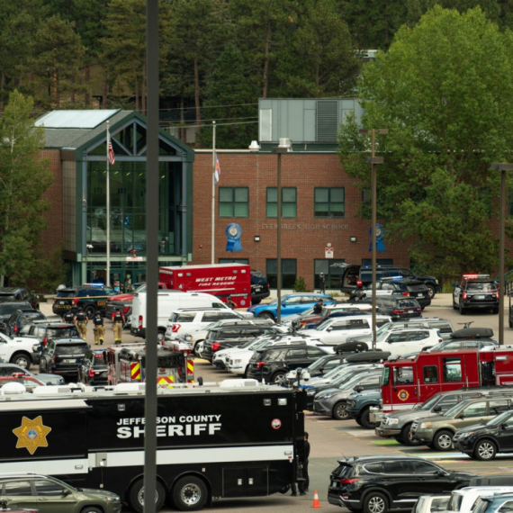 Napadač mrtav, jedan učenik kritično nakon pucnjave u srednjoj školi u Koloradu