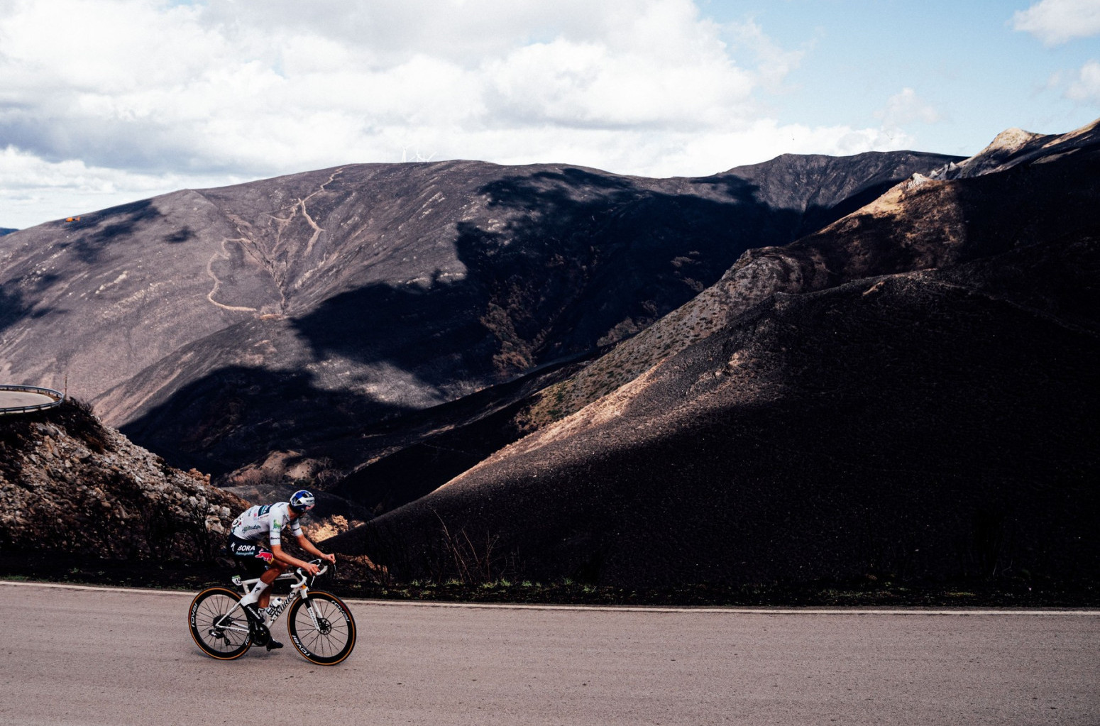 Italijanu 17. etapa Vuelte dok biciklisti razmatraju odustajanje
