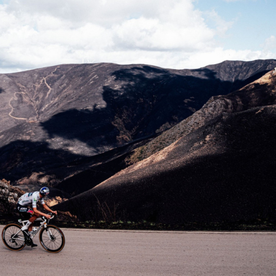 Italijanu 17. etapa Vuelte dok biciklisti razmatraju odustajanje