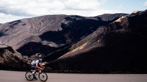 Italijanu 17. etapa Vuelte dok biciklisti razmatraju odustajanje