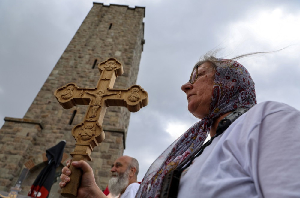 Oskrnavljena kapela na pravoslavnom groblju u Prištini