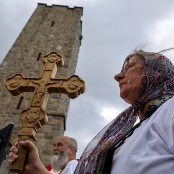 Oskrnavljena kapela na pravoslavnom groblju u Prištini