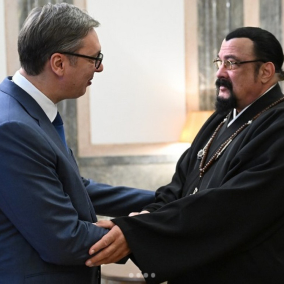 Vučić razgovarao sa čuvenim Stivenom Sigalom: "Hvala na iskazanoj ljubavi prema Srbiji" FOTO