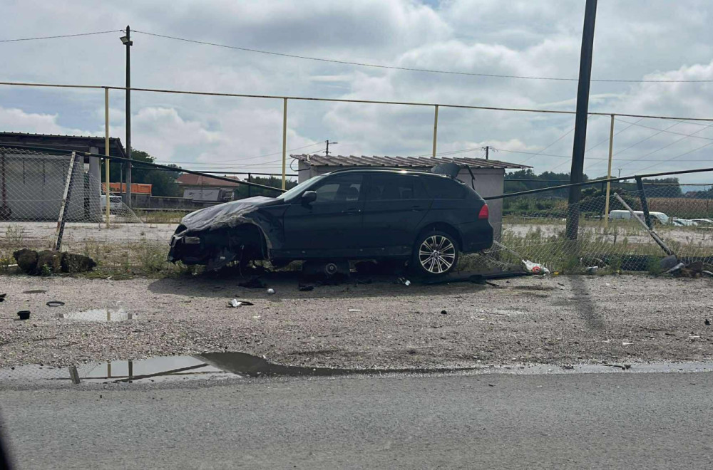 Saobraćajka na obilaznici: Vozač izgubio kontrolu, probio zaštitnu ogradu i uleteo na plac FOTO