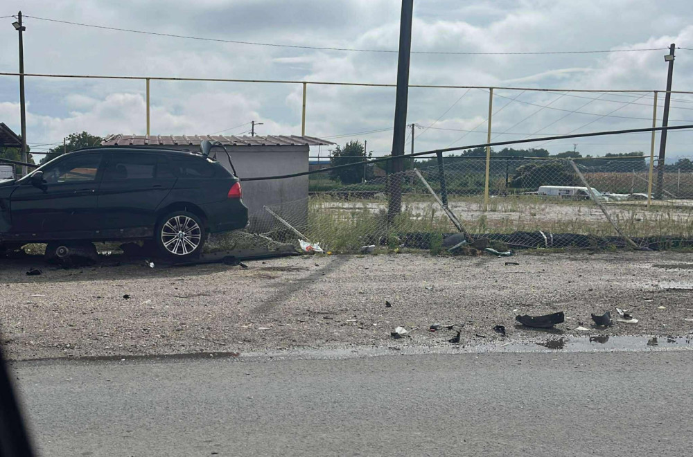 Saobraćajka na obilaznici: Vozač izgubio kontrolu, probio zaštitnu ogradu i uleteo na plac FOTO