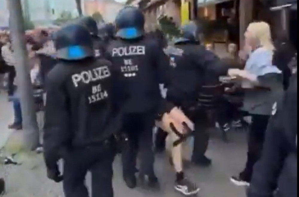 Policija EU brutalna i u Nemačkoj – žena dobila udarac u glavu čim je pokušala da se umeša VIDEO